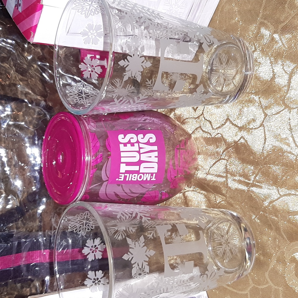 🧋T Initial- T-Mobile Clear Set of 2 Glasses with Snowflake Design with Bag